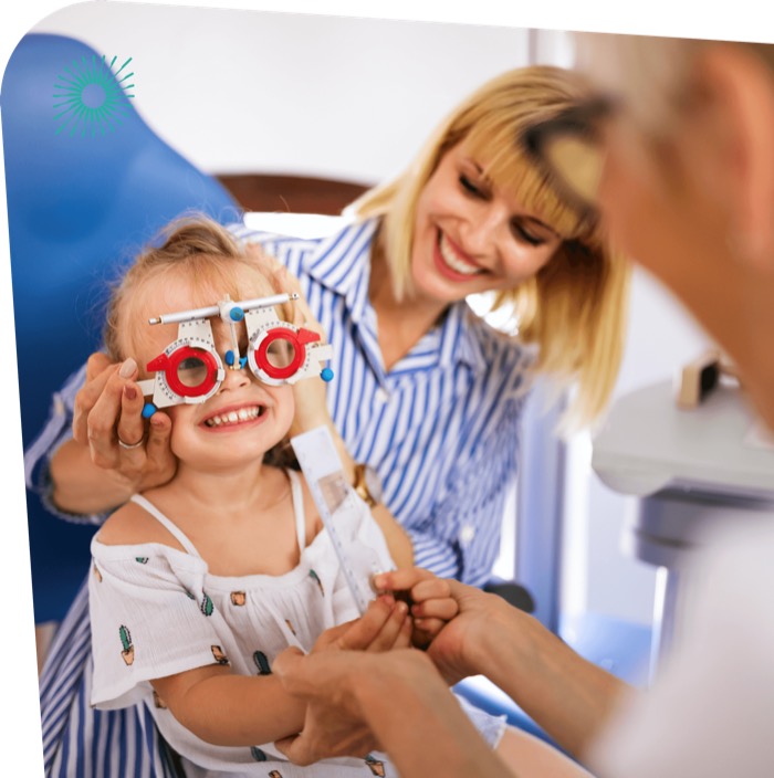 Copil la evaluarea oftalmologică, alături de mama lui